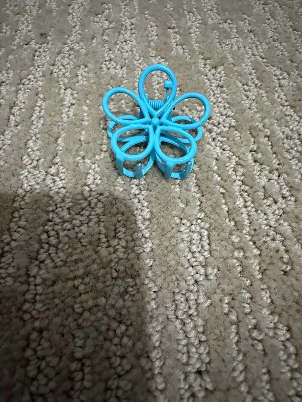 Set of 4 Assorted Smiley Face and Flower Hair Claw Clips